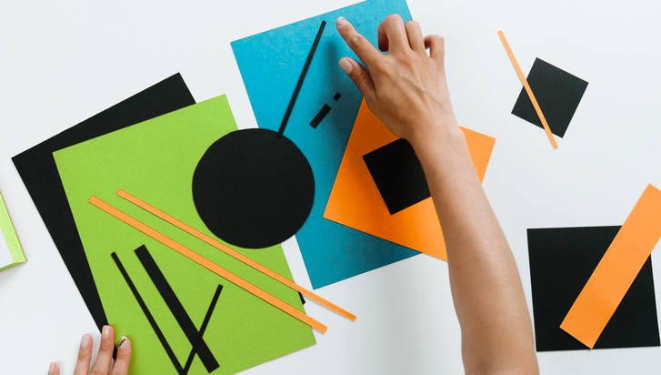 Färgglada papper Burlöv kommuns profilfärger - grön, blå, orange