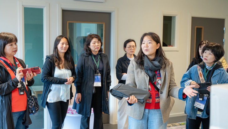 Medelålders kvinnor från Korea i svensk förskolelokal.