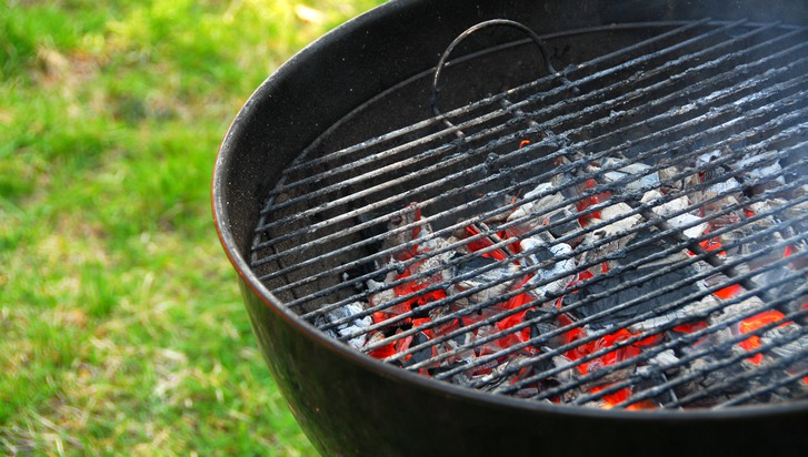 Utegrill med glödande kol. 