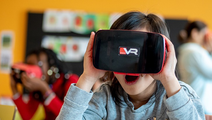 elev i skolan tittar in i VR-glasögon med öppen mun