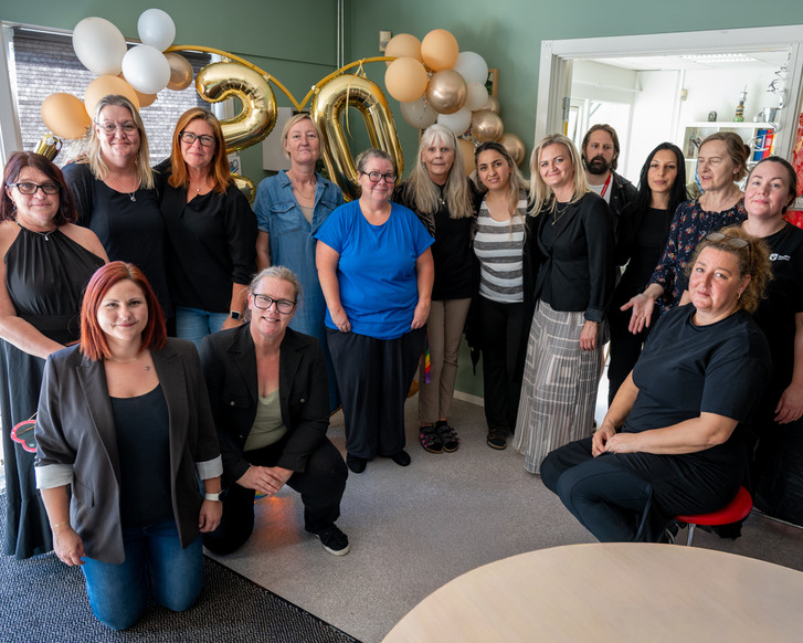 En grupp människor som poserar för en bild.