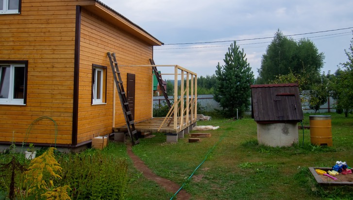 construction of an extension of a rural house, in summer