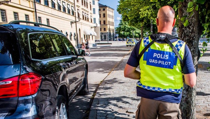 Polis som arbetar med drönare i Stockholm