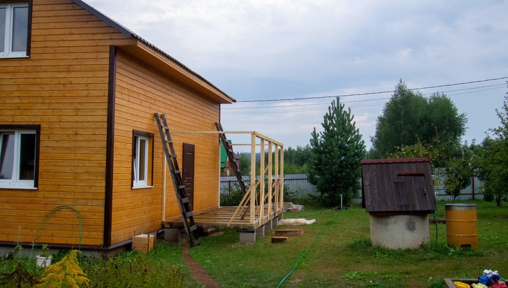 construction of an extension of a rural house, in summer