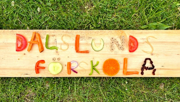 Dalslunds förskola - Skrivna med olika grönsaker och frukter föreställande bokstäver