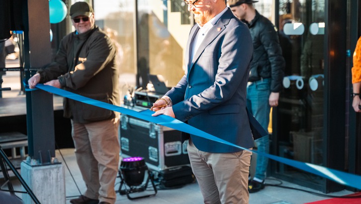 Utbildnings- och kulturnämndens ordförande Kristoffer Daag klipper bandet på invigningen av Burlövsbadet