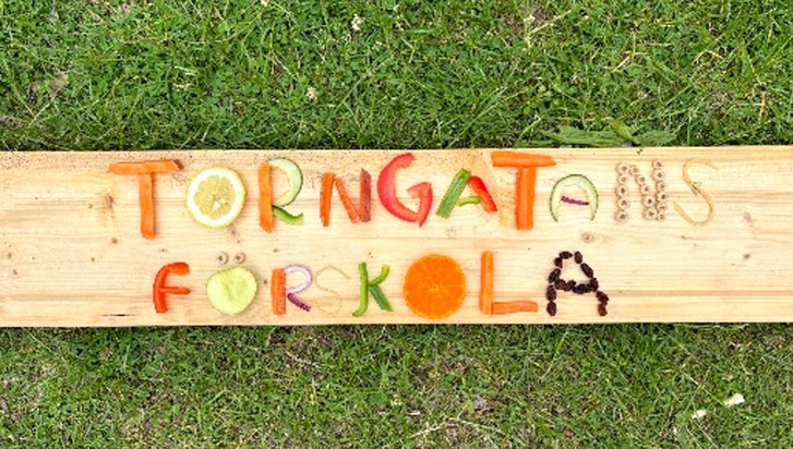 Torngatans förskola (bokstäverna är gjorda av olika grönsaker och ligger placerade på en träplanka.