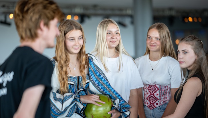 En grupp ungdomar som står bredvid varandra.