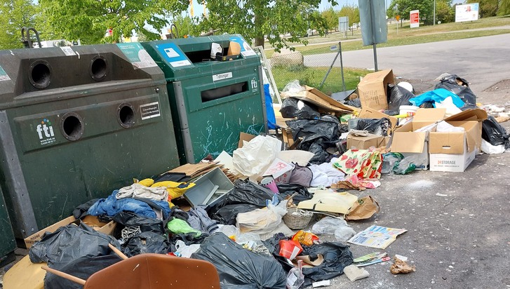 Mängden dumpat avfall vid återvinningsstationen vid Lidl är allt för kostsamt och svårt att hantera.