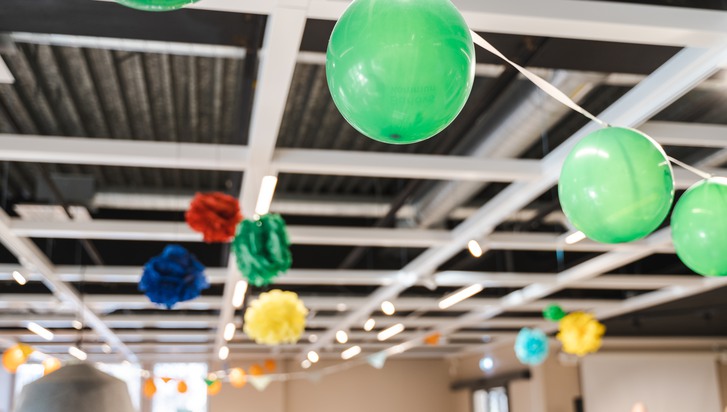 Ballonger och pynt hänger i taket på fritids- och föreningshuset Magneten