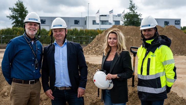 En grupp människor som står bredvid varandra.