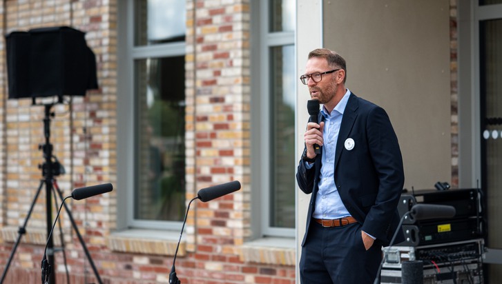En man som står framför en mikrofon.