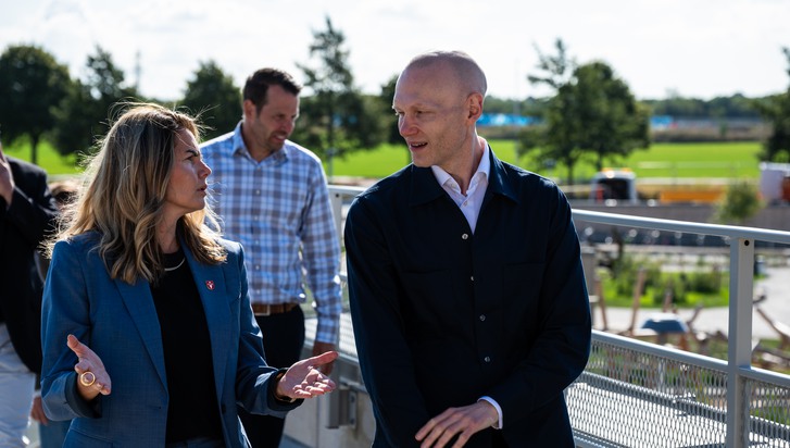 En grupp människor som står på en bro.