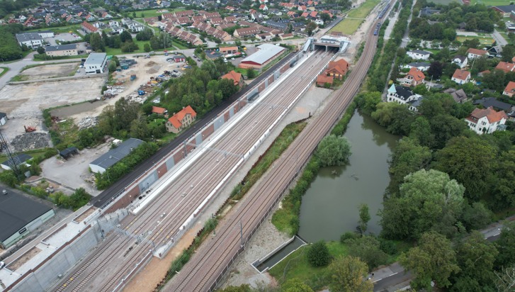 Flygfoto över järnvägstunnel som håller på att byggas.